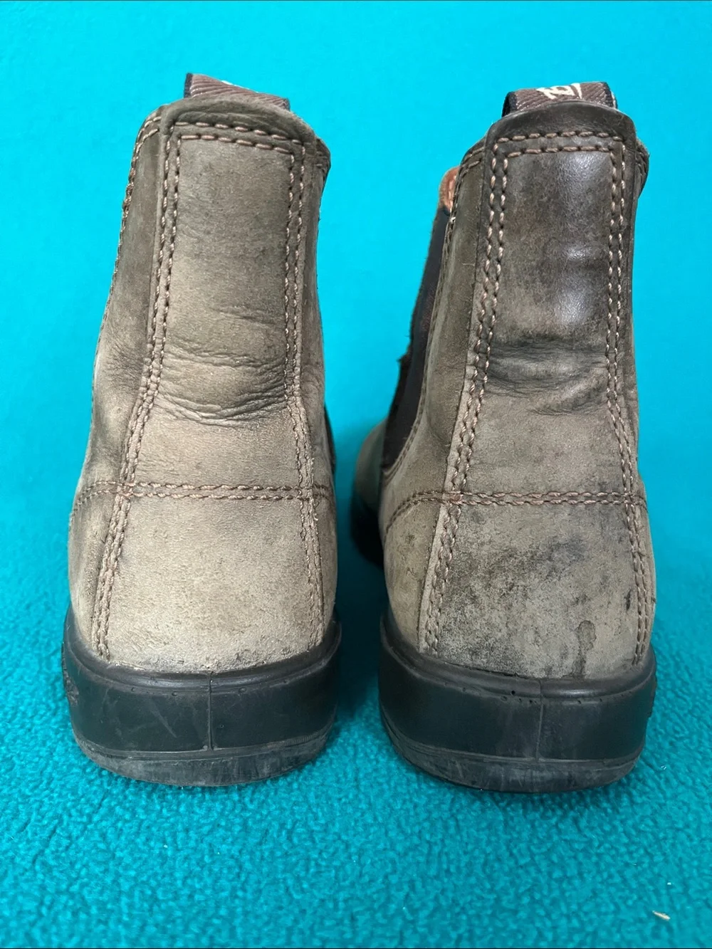 Blundstone Women’s Taupe Suede Chukka Boots